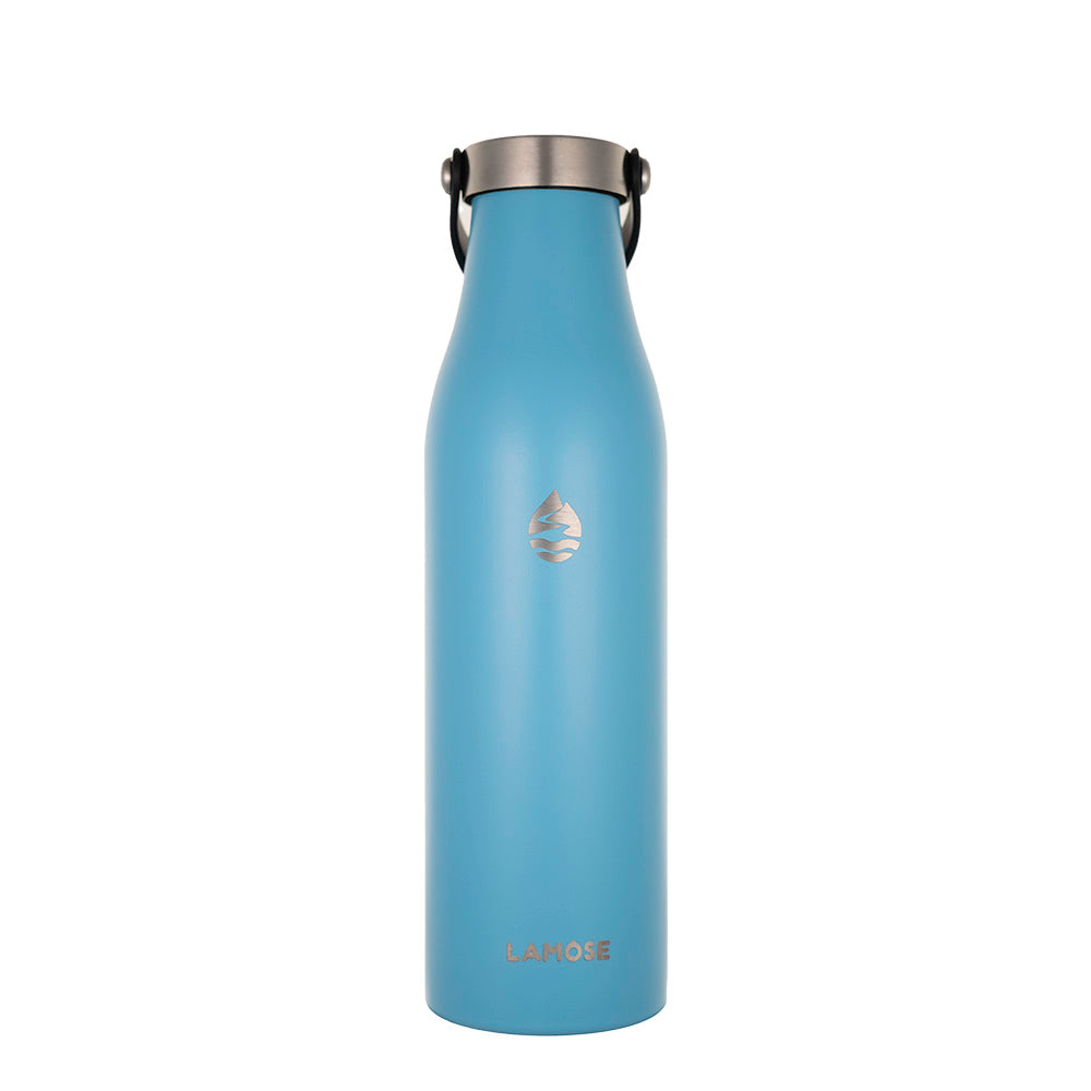 LAMOSE Robson 21 oz Insulated Bottle with a powder coat finish, designed for extended coolness and personalized elegance. Made for traveling and outdoor activities, it features top-quality insulation to keep drinks cold for hours, a sleek and compact design for easy portability, and a unique stainless steel lid that adds sophistication. Crafted from durable 18/8 stainless steel, it is dishwasher safe and offers a personalized engraving option that won’t fade or chip.