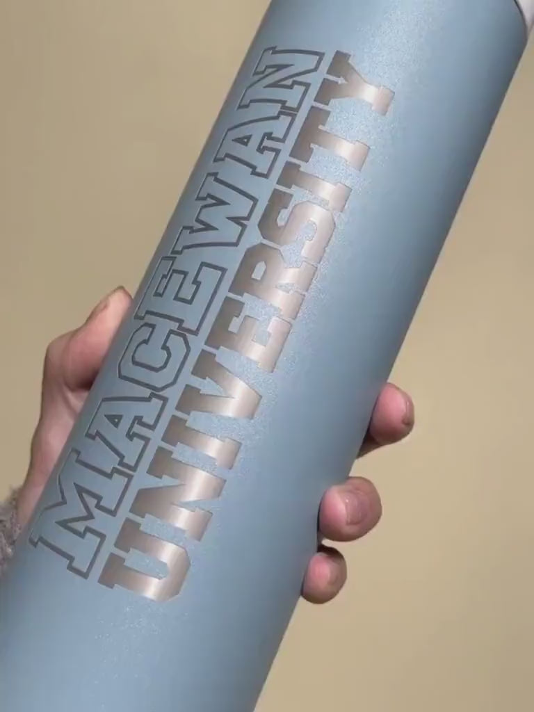 Load video: Stylish and durable insulated drinkware for students and alumni. Spill-proof tumbler lid with a secure flip-top mechanism, designed for leak resistance and convenient drinking on the go.